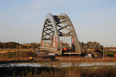 841353 Afbeelding van het transport van de nieuwe spoorbrug over het Amsterdam-Rijnkanaal in de spoorlijn ...